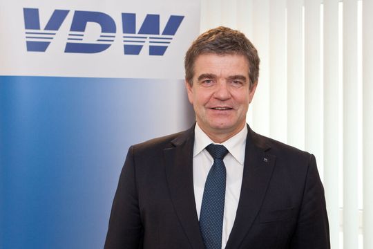 Dr. Heinz-Jürgen Prokop, Chairman of the VDW, was delighted to be finally back in a face-to-face setting at EMO Milano. Dr. Heinz-Jürgen Prokop, Chairman of the VDW, was delighted to be finally back in a face-to-face setting at EMO Milano.