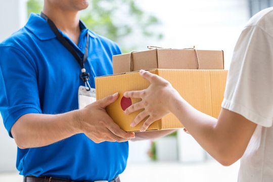 Seven Senders hat herausgefunden, dass vor allem kleinere Versandhändler unter hohen Kosten beim Retourenabwickeln leiden. Woran das liegt und wie man das vermeiden kann, erklären die Experten hier. Seven Senders hat herausgefunden, dass vor allem kleinere Versandhändler unter hohen Kosten beim Retourenabwickeln leiden. Woran das liegt und wie man das vermeiden kann, erklären die Experten hier.
