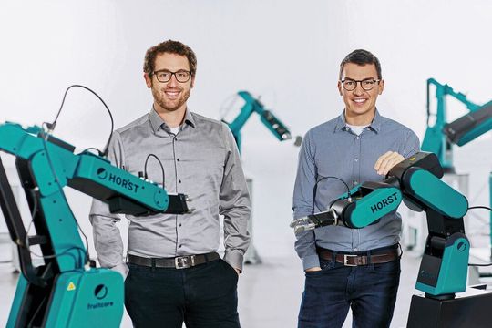 Die fruitcore-Geschäftsführer Jens Riegger (links) und Patrick Heimburger: «Wir wollten ein Robotersystem entwickeln, das Unternehmen jeder Grösse und Branche den Einstieg in die Automatisierung erleichtert.» Die fruitcore-Geschäftsführer Jens Riegger (links) und Patrick Heimburger: «Wir wollten ein Robotersystem entwickeln, das Unternehmen jeder Grösse und Branche den Einstieg in die Automatisierung erleichtert.»