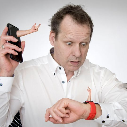 Digitale Reizquellen sind sehr erfolgreich im Wettbewerb um unsere Aufmerksamkeit. Sie erzeugen Zielkonflikte, die zu einer ungesunden Belastung der kognitiven Steuerung führen. Digitale Reizquellen sind sehr erfolgreich im Wettbewerb um unsere Aufmerksamkeit. Sie erzeugen Zielkonflikte, die zu einer ungesunden Belastung der kognitiven Steuerung führen.
