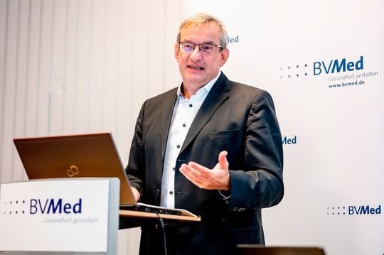 BV-Med-Vorsitzende Dr. Meinrad Lugan: „Deutschland braucht eine forschungsstarke, leistungsfähige, wirtschaftlich gesunde und international wettbewerbsfähige Medizintechnik-Branche. Wir bieten der nächsten Bundesregierung eine enge Zusammenarbeit an, um diese Ziele gemeinsam zu erreichen.“ BV-Med-Vorsitzende Dr. Meinrad Lugan: „Deutschland braucht eine forschungsstarke, leistungsfähige, wirtschaftlich gesunde und international wettbewerbsfähige Medizintechnik-Branche. Wir bieten der nächsten Bundesregierung eine enge Zusammenarbeit an, um diese Ziele gemeinsam zu erreichen.“
