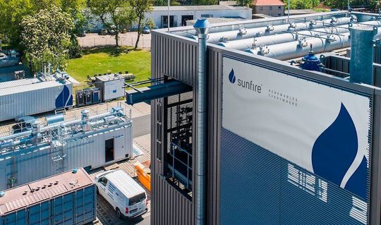 Sunfire will am Wasserstoffmarkt mit die Nase vorn haben, wie der dpa jetzt eröffnet wurde. Mit Fördergeldern und einem eigenen, hohen Millionen-Invest soll deshalb ein neues Werk zur Herstellung von grünem Wasserstoff entstehen. Sunfire will am Wasserstoffmarkt mit die Nase vorn haben, wie der dpa jetzt eröffnet wurde. Mit Fördergeldern und einem eigenen, hohen Millionen-Invest soll deshalb ein neues Werk zur Herstellung von grünem Wasserstoff entstehen.