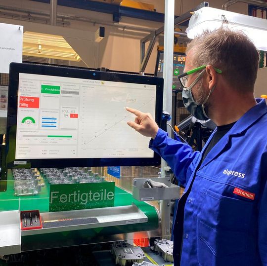 An den digitalen Maschinenplätzen haben die Mitarbeiter alle wichtigen Daten und Kennzahlen im Blick. An den digitalen Maschinenplätzen haben die Mitarbeiter alle wichtigen Daten und Kennzahlen im Blick.