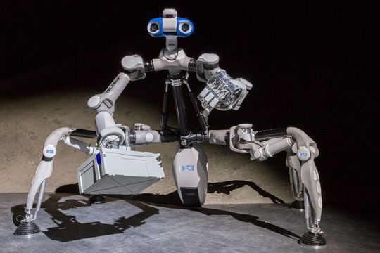 Das ist der am DFKI Robotics Innovation Center für den Weltraumeinsatz entwickelte Roboter Mantis. Das geförderte Projekt Q-Rock soll dafür sorgen, dass es bald auch ohne Expertenwissen möglich werde, günstig zum maßgeschneiderten Robotersystem zu kommen. Das ist der am DFKI Robotics Innovation Center für den Weltraumeinsatz entwickelte Roboter Mantis. Das geförderte Projekt Q-Rock soll dafür sorgen, dass es bald auch ohne Expertenwissen möglich werde, günstig zum maßgeschneiderten Robotersystem zu kommen.