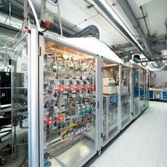 Ein 16-faches Hochdurchsatzsystem soll bei HCl Chemie den Aufbau einer nachhaltigen Chlor-Alkali-Wertschöpfungskette beschleunigen. Ein 16-faches Hochdurchsatzsystem soll bei HCl Chemie den Aufbau einer nachhaltigen Chlor-Alkali-Wertschöpfungskette beschleunigen.