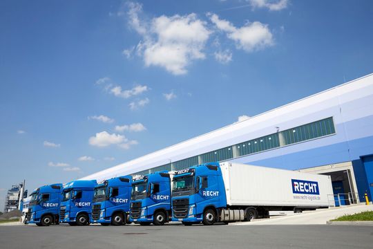 Die Recht Kontraktlogistik GmbH hat sich ein neues Lagerverwaltungssystem von EPG gegönnt. Es wurde, wie es heißt, in Rekordzeit implementiert. Die Recht Kontraktlogistik GmbH hat sich ein neues Lagerverwaltungssystem von EPG gegönnt. Es wurde, wie es heißt, in Rekordzeit implementiert.