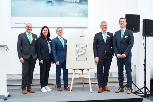 25 years of the Arburg subsidary in the Czech Republic: On the occasion of the anniversary celebration on October 1, 2021 in Brno, the Managing Partner Juliane Hehl (2nd from left) presented the anniversary plastic to Dr. Daniel Orel, Managing Director of Arburg spol. s r.o. (3rd from left). High-ranking guests from the parent company were Managing Director Technology & Engineering Guido Frohnhaus (left), Managing Director of Sales and Service Gerhard Böhm (2nd from right) and Director Sales Europe Steffen Eppler (right). 25 years of the Arburg subsidary in the Czech Republic: On the occasion of the anniversary celebration on October 1, 2021 in Brno, the Managing Partner Juliane Hehl (2nd from left) presented the anniversary plastic to Dr. Daniel Orel, Managing Director of Arburg spol. s r.o. (3rd from left). High-ranking guests from the parent company were Managing Director Technology & Engineering Guido Frohnhaus (left), Managing Director of Sales and Service Gerhard Böhm (2nd from right) and Director Sales Europe Steffen Eppler (right).