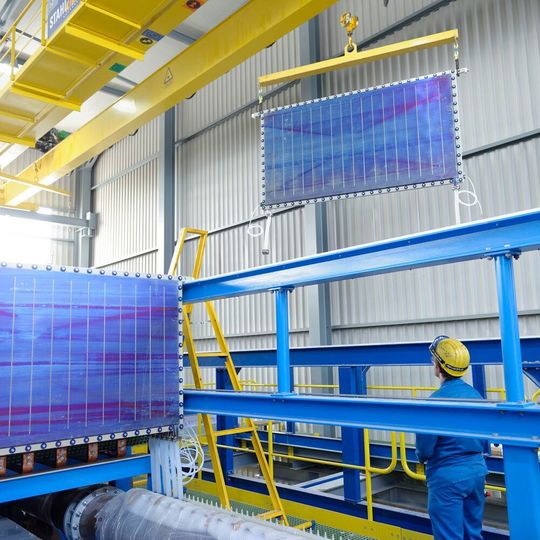 Als Spezialist für den chemischen Anlagenbau kann Thyssenkrupp auf Basis seiner Wasserelektrolyse-Technologie verschiedene integrierte grüne Wertschöpfungsketten anbieten. Als Spezialist für den chemischen Anlagenbau kann Thyssenkrupp auf Basis seiner Wasserelektrolyse-Technologie verschiedene integrierte grüne Wertschöpfungsketten anbieten.