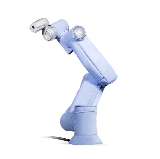 Der Schutzanzug Nabells Robot Flex von Hilpert Electronics hält Schmutz, Staub und Sprühnebel vom Robotersystem sicher fern, heißt es.