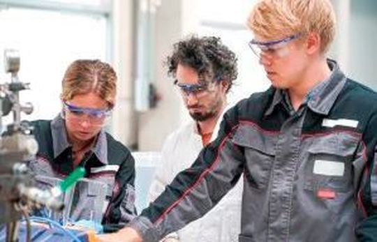 Das spezielle 3D-Siebdruckverfahren, mit dem die Batterieelektroden hergestellt werden, ist anspruchsvoll. Es gibt unzählige Wechselwirkungen zwischen den einzelnen Prozessschritten, den komplexen Einstellmöglichkeiten an den Anlagen, den Materialien und den Umgebungsbedingungen. Das spezielle 3D-Siebdruckverfahren, mit dem die Batterieelektroden hergestellt werden, ist anspruchsvoll. Es gibt unzählige Wechselwirkungen zwischen den einzelnen Prozessschritten, den komplexen Einstellmöglichkeiten an den Anlagen, den Materialien und den Umgebungsbedingungen.