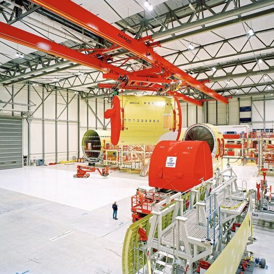 Der Prozesskran mit 106 m Spannweite bei Airbus ist der längste Kran in der Demag-Geschichte. Der Prozesskran mit 106 m Spannweite bei Airbus ist der längste Kran in der Demag-Geschichte.