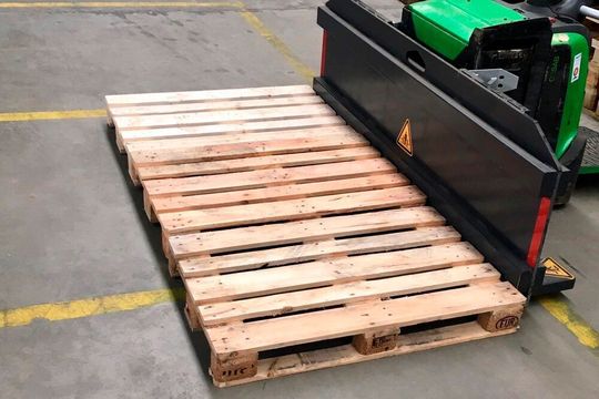 Drei Paletten gleichzeitig! Mit dem Palletspider 2.0 soll sich ein Trailer in kürzester Zeit mit nur einem Mitarbeiter nebst Elektroameise oder Schnellläufer entladen lassen.