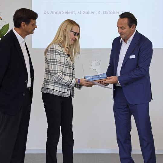 Preisverleihung des Christian Belz-Marketing-Award (von links nach rechts): Prof. em. Dr. Christian Belz (Universität St. Gallen), Dr. Anna Selent, Dr. Christian Walti (Starrag AG) Preisverleihung des Christian Belz-Marketing-Award (von links nach rechts): Prof. em. Dr. Christian Belz (Universität St. Gallen), Dr. Anna Selent, Dr. Christian Walti (Starrag AG)