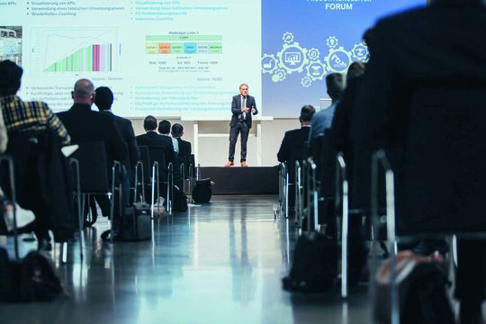 Franz E. Gruber, Gründer & Beirat der FORCAM GmbH, auf der Bühne. Seine Praxisbeispiele zeigten, wie man mit datengetriebener Fertigung Nachhaltigkeit (CO2-Neutralität), Effizienz (resiliente Lieferketten) und Innovationskraft (Wachstum) erreicht. Franz E. Gruber, Gründer & Beirat der FORCAM GmbH, auf der Bühne. Seine Praxisbeispiele zeigten, wie man mit datengetriebener Fertigung Nachhaltigkeit (CO2-Neutralität), Effizienz (resiliente Lieferketten) und Innovationskraft (Wachstum) erreicht.