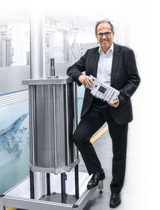 „Digitalisierungslösungen und Diagnose „on edge“ sind ein Must-Have bevor man Predictive Maintenance einführen kann. Jeder redet über vorausschauende Instandhaltung, aber wovon leitet man eigentlich ab, wann Instandhaltung nötig ist? Sie können das über Veränderungen im Prozess erkennen.“ - Dr. Eckhard Roos, Festo