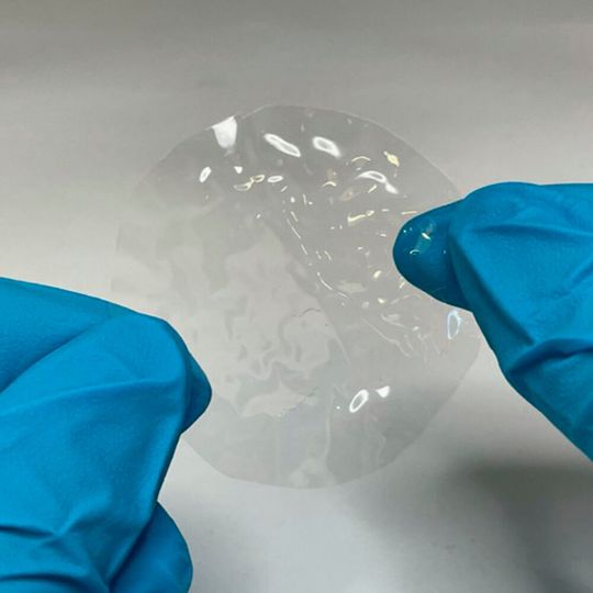 Der neu hergestellte Bio-Kunststoff besteht aus hydroplastischen Polymeren, welche weich sind und sich bei Kontakt mit Wasser formen lassen. Der neu hergestellte Bio-Kunststoff besteht aus hydroplastischen Polymeren, welche weich sind und sich bei Kontakt mit Wasser formen lassen.