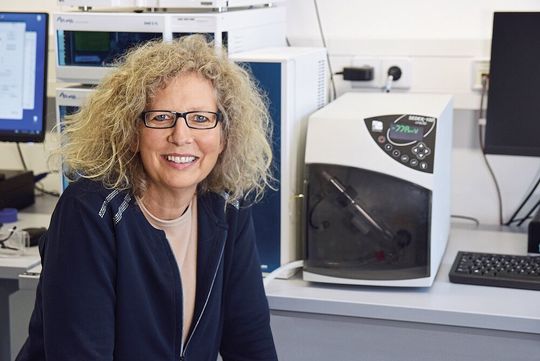 Geschäftsführerin Alexandra Knauer vor einer Knauer Azura HPLC-Anlage mit einem Sedex-100 Detektor Geschäftsführerin Alexandra Knauer vor einer Knauer Azura HPLC-Anlage mit einem Sedex-100 Detektor