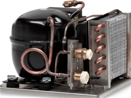 So sieht ein klassischer Kühlkompressor mit Peripherie aus. Der könnte bald Konkurrenz kriegen. Und zwar von sogenannten elastokalorischen Kühlsystemen, die am Fraunhofer-IPM entwickelt werden. Hier mehr zu den Hintergründen. So sieht ein klassischer Kühlkompressor mit Peripherie aus. Der könnte bald Konkurrenz kriegen. Und zwar von sogenannten elastokalorischen Kühlsystemen, die am Fraunhofer-IPM entwickelt werden. Hier mehr zu den Hintergründen.