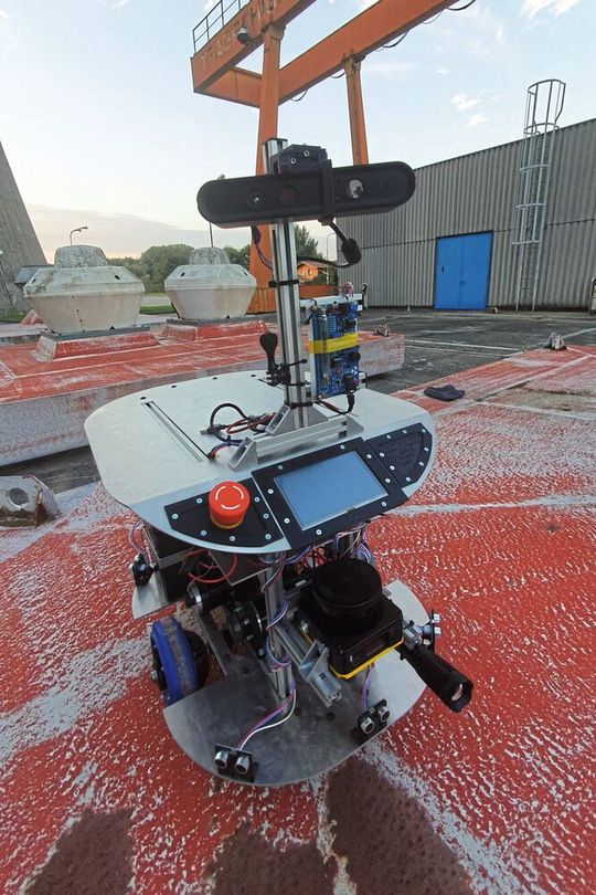 Der Roboter X1 ist mit zwei Motoren, einer 3D-Kamera, Laserscannern und einem Geigerzähler ausgestattet. Der Roboter X1 ist mit zwei Motoren, einer 3D-Kamera, Laserscannern und einem Geigerzähler ausgestattet.