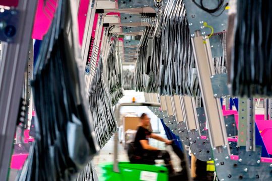 Das italienische Modehaus Calzedonia agiert weltweit. Dem Umbruch im Versandhandel und den damit steigenden Anforderungen begegnet das Unternehmen jetzt mit einem flexiblen sowie zeitsparenden Taschensortersystem der Beumer Group. Das italienische Modehaus Calzedonia agiert weltweit. Dem Umbruch im Versandhandel und den damit steigenden Anforderungen begegnet das Unternehmen jetzt mit einem flexiblen sowie zeitsparenden Taschensortersystem der Beumer Group.