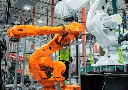 Der Einsatz von Robotern gehört in einigen Branchen längst zum Alltag – hier nur ein Beispiel. Doch scheint der Logistiksektor generell eher zaghaft mit der Einführung neuartiger Systeme umzugehen, wie eine Studie von Panasonic belegt. Das könnte fatal werden. Der Einsatz von Robotern gehört in einigen Branchen längst zum Alltag – hier nur ein Beispiel. Doch scheint der Logistiksektor generell eher zaghaft mit der Einführung neuartiger Systeme umzugehen, wie eine Studie von Panasonic belegt. Das könnte fatal werden.