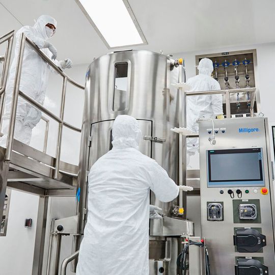 Die Herstellung viraler Vektoren aus Suspensionszellkulturen erfolgt in Bioreaktoren mit bis zu 1000 Litern Volumen. Die Herstellung viraler Vektoren aus Suspensionszellkulturen erfolgt in Bioreaktoren mit bis zu 1000 Litern Volumen.
