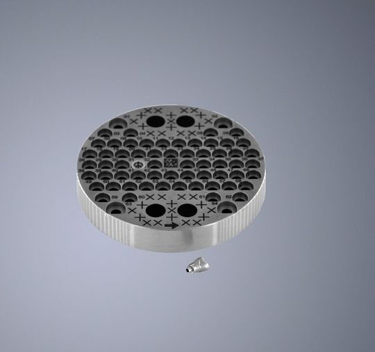 Adapterplatte mit Preform. Im Vordergrund ist das additiv gefertigte Abutment zu sehen.