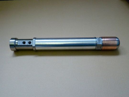 Gießkolbenstange mit Stoßdämpfereffekt! Vorne rechts ist der Gießkolben, der in die Stange aus einer elastischen Aluminium übergeht. Diese Entwicklung der Aage Aalener Gesellschaft für Aluminiumlegierungen hat den Thinking Oktober eingeheimst. Erfahren Sie hier, warum. Gießkolbenstange mit Stoßdämpfereffekt! Vorne rechts ist der Gießkolben, der in die Stange aus einer elastischen Aluminium übergeht. Diese Entwicklung der Aage Aalener Gesellschaft für Aluminiumlegierungen hat den Thinking Oktober eingeheimst. Erfahren Sie hier, warum.