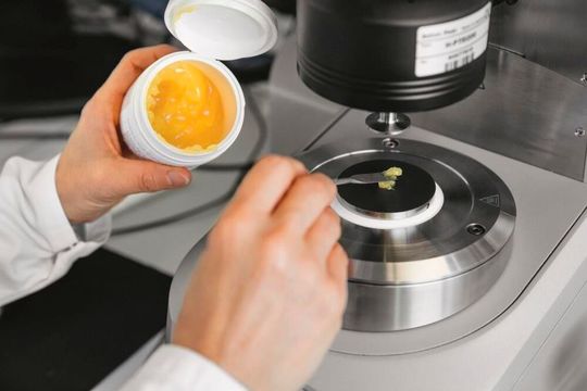 Verdicker und Bindemittel aus biobasiertem PHA (Polyhydroxyalkanoat) sorgen für umweltfreundlichere Schmierstoffe und Gleitlacke. Das Fraunhofer-Umsicht meldet nun vielversprechende Fortschritte. Verdicker und Bindemittel aus biobasiertem PHA (Polyhydroxyalkanoat) sorgen für umweltfreundlichere Schmierstoffe und Gleitlacke. Das Fraunhofer-Umsicht meldet nun vielversprechende Fortschritte.