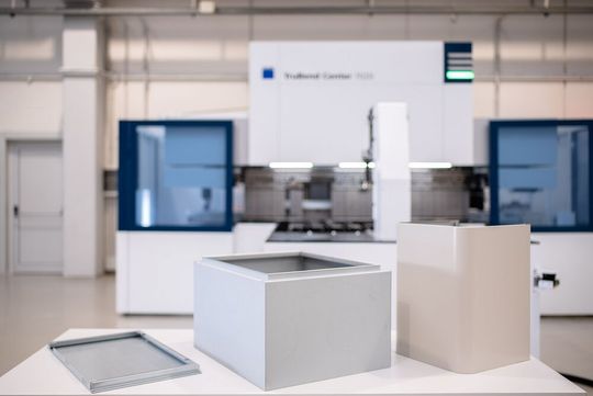 Blechexpo-2021-Highlight von Trumpf! Mit der Trubend Center 7020 (noch geheiminsvoll im Hintergrund stehend) kann man die Vorteile des Schwenkbiegens für komplexe Geometrien, wie diese, einsetzen. Es handelt sich um Schaltschrankkomponenten. Blechexpo-2021-Highlight von Trumpf! Mit der Trubend Center 7020 (noch geheiminsvoll im Hintergrund stehend) kann man die Vorteile des Schwenkbiegens für komplexe Geometrien, wie diese, einsetzen. Es handelt sich um Schaltschrankkomponenten.