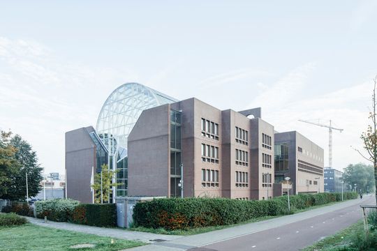 Der Standort von Wacker Biotech in Amsterdam hat seit 2006 Erfahrung mit der Herstellung von lebenden mikrobiellen Produkten (LMPs). Bei der Entwicklung und Herstellung von LMPs kommen Fermenter zum Einsatz. Der Standort von Wacker Biotech in Amsterdam hat seit 2006 Erfahrung mit der Herstellung von lebenden mikrobiellen Produkten (LMPs). Bei der Entwicklung und Herstellung von LMPs kommen Fermenter zum Einsatz.