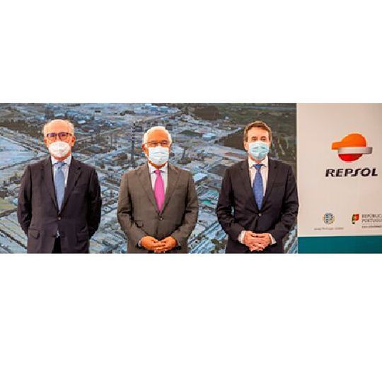 Repsol Chairman Antonio Brufau and CEO Josu Jon Imaz attended the signing ceremony of the investment contract with the Portuguese Government, presided over by Prime Minister António Costa, and also attended by the Minister of State, Economy, and Digital Transition, Pedro Siza Vieira. Repsol Chairman Antonio Brufau and CEO Josu Jon Imaz attended the signing ceremony of the investment contract with the Portuguese Government, presided over by Prime Minister António Costa, and also attended by the Minister of State, Economy, and Digital Transition, Pedro Siza Vieira.
