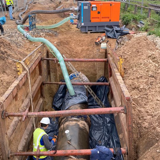 Die rot-graue Entwässerungspumpe des Typs PAS 150MF von Atlas Copco konnte kurzfristig als Miet-Aggregat herbeigeschafft werden. Sie saugt trocken an und eignete sich bestens zum Leerpumpen dieses Teilstücks einer Trinkwasser-Transportleitung. Die rot-graue Entwässerungspumpe des Typs PAS 150MF von Atlas Copco konnte kurzfristig als Miet-Aggregat herbeigeschafft werden. Sie saugt trocken an und eignete sich bestens zum Leerpumpen dieses Teilstücks einer Trinkwasser-Transportleitung.