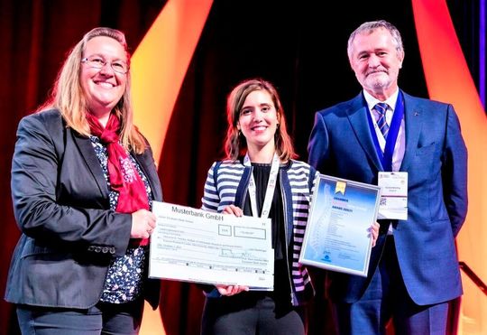 Das war der 21. European Spine Journal Award, nebst feierlicher Übergabe in Wien (v.l.): Dr. Susanne Frohriep, R&D Senior Manager Global Ergonomics, Usability & Design bei Grammer, Preisträgerin Graciosa Q. Teixeira und Prof. Everard Munting, President Eurospine Foundation. Das war der 21. European Spine Journal Award, nebst feierlicher Übergabe in Wien (v.l.): Dr. Susanne Frohriep, R&D Senior Manager Global Ergonomics, Usability & Design bei Grammer, Preisträgerin Graciosa Q. Teixeira und Prof. Everard Munting, President Eurospine Foundation.