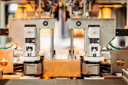 Das Einkaufsbüro Deutscher Eisenhändler (E/D/E) macht Schluss mit zu viel Luft in Kartons! Die lässt man nun mit der automatisierten Verpackungslösung CVP Impack von Packaging by Quadient heraus, weil man damit passgenaue Pakete anfertigen kann. Das Einkaufsbüro Deutscher Eisenhändler (E/D/E) macht Schluss mit zu viel Luft in Kartons! Die lässt man nun mit der automatisierten Verpackungslösung CVP Impack von Packaging by Quadient heraus, weil man damit passgenaue Pakete anfertigen kann.