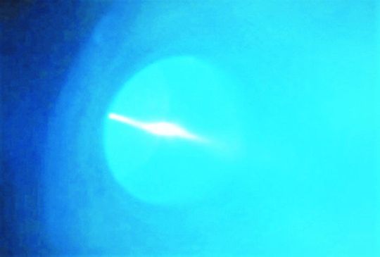 Es werde „neues“ Licht! Fotografie eines Plasmas, das extremes UV-Licht emittiert (EUV). Das Plasma wurde durch eine gepulste Gasentladung in einer Niederdruck-Xenon-Atmosphäre erzeugt. EUV-Strahlung ist nicht nur ein Schlüssel für die heutige Chipfertigung. Es werde „neues“ Licht! Fotografie eines Plasmas, das extremes UV-Licht emittiert (EUV). Das Plasma wurde durch eine gepulste Gasentladung in einer Niederdruck-Xenon-Atmosphäre erzeugt. EUV-Strahlung ist nicht nur ein Schlüssel für die heutige Chipfertigung.