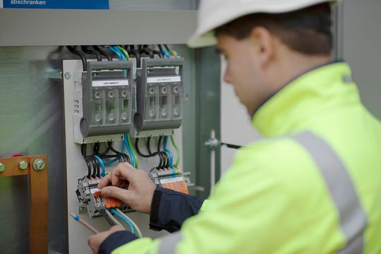 Die Reihenklemmen Topjob S mit Hebel von Wago ermöglichen einen einfachen und werkzeuglosen Anschluss der Naturwertstoffanlage. Die Reihenklemmen Topjob S mit Hebel von Wago ermöglichen einen einfachen und werkzeuglosen Anschluss der Naturwertstoffanlage.