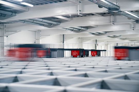 Autostore ist das schnellste Order-Fulfillment-System pro Quadratmeter Hallenfläche am Markt, indem es die höchste Lagerdichte mit einer sehr hohen Durchsatzleistung kombiniert. Autostore ist das schnellste Order-Fulfillment-System pro Quadratmeter Hallenfläche am Markt, indem es die höchste Lagerdichte mit einer sehr hohen Durchsatzleistung kombiniert.