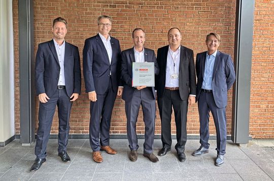 Daniel Bühner (Category Manager Purchasing, Bosch), Harald Dickertmann (Executive Vice President Sales, Schunk), Christopher Nagel (Global Key Account Manager, Schunk), Filip Koskan (Global Supplier Mentor, Bosch) und Uwe Mittmann (Global Category Manager Purchasing, Bosch) bei der Übergabe des Awards. (von links). Daniel Bühner (Category Manager Purchasing, Bosch), Harald Dickertmann (Executive Vice President Sales, Schunk), Christopher Nagel (Global Key Account Manager, Schunk), Filip Koskan (Global Supplier Mentor, Bosch) und Uwe Mittmann (Global Category Manager Purchasing, Bosch) bei der Übergabe des Awards. (von links).