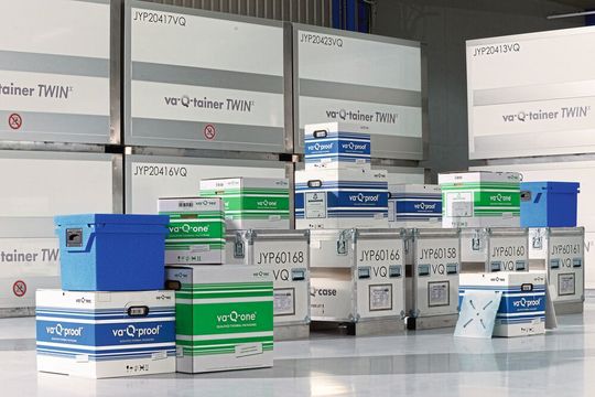 Das Produktportfolio von Va-Q-Tec reicht von thermischen Verpackungssystemen für klinische Studien und dem kommerziellen Versand über Kälte- und Wärmespeicherelemente bis hin zu Dämmungen von Kühl- und Gefriergeräten sowie Anwendungen am Bau, in Technik und Industrie sowie in der Mobilität. Das Produktportfolio von Va-Q-Tec reicht von thermischen Verpackungssystemen für klinische Studien und dem kommerziellen Versand über Kälte- und Wärmespeicherelemente bis hin zu Dämmungen von Kühl- und Gefriergeräten sowie Anwendungen am Bau, in Technik und Industrie sowie in der Mobilität.
