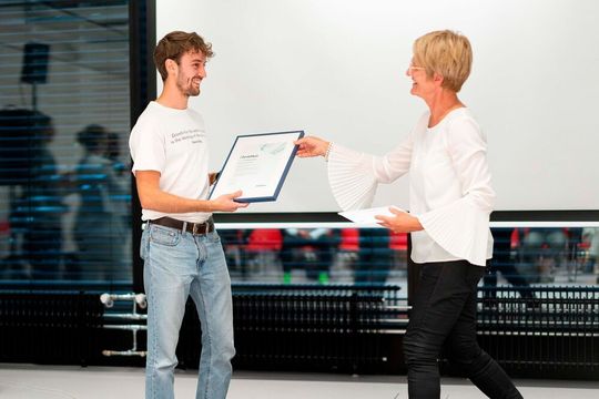 Beatrice Saurer (Berner Fachhochschule) überreicht Florian Burri das Zertifikat des regionalen Siemens Excellence Awards anlässlich der Diplomfeier Beatrice Saurer (Berner Fachhochschule) überreicht Florian Burri das Zertifikat des regionalen Siemens Excellence Awards anlässlich der Diplomfeier