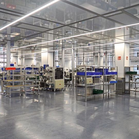 Sommer 2021: Die ehemalige Kantine ist nicht mehr zu erkennen. Leise Filteranlagen, eine helle Beleuchtung und viel Platz sorgen für eine gute Arbeitsatmosphäre im neuen Reinraum. Sommer 2021: Die ehemalige Kantine ist nicht mehr zu erkennen. Leise Filteranlagen, eine helle Beleuchtung und viel Platz sorgen für eine gute Arbeitsatmosphäre im neuen Reinraum.