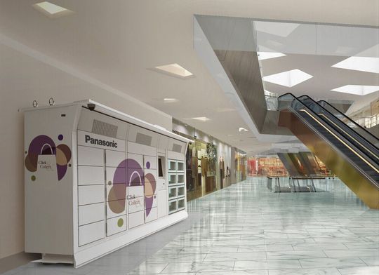 Linkst steht er! Der Smartlocker von Panasonic. Mit ihm werde der Warenversand demnächst auch in Europa rund um die Uhr und einfach machbar. In anderen Teilen der Welt werde er bereits sehr geschätzt – nicht nur von den Kunden, auch von den Betreibern. Linkst steht er! Der Smartlocker von Panasonic. Mit ihm werde der Warenversand demnächst auch in Europa rund um die Uhr und einfach machbar. In anderen Teilen der Welt werde er bereits sehr geschätzt – nicht nur von den Kunden, auch von den Betreibern.