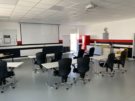 Im neuen Rite-Hite-Schulungs- und Trainingszentrum (im Bild der Schulungsraum) finden Seminare für in der Regel acht Personen statt. Im neuen Rite-Hite-Schulungs- und Trainingszentrum (im Bild der Schulungsraum) finden Seminare für in der Regel acht Personen statt.