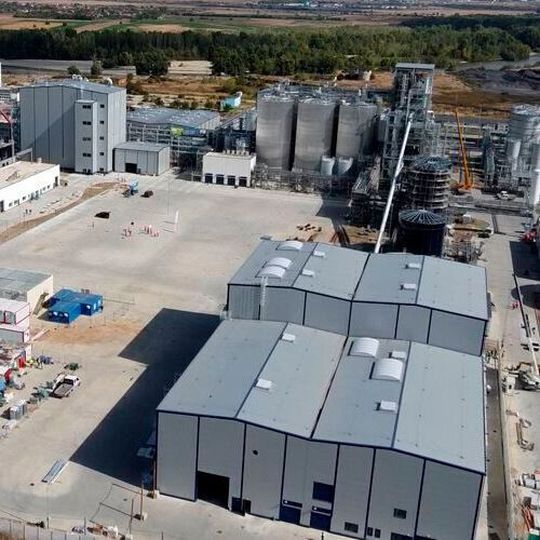 Clariant hat die erste kommerzielle Sunliquid-Großanlage für die Produktion von Zellulose-Ethanol aus Agrarreststoffen errichtet. Clariant hat die erste kommerzielle Sunliquid-Großanlage für die Produktion von Zellulose-Ethanol aus Agrarreststoffen errichtet.