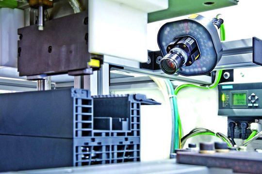 Mit dem Kamerasystem Simatic VS130-2 werden die Baugruppen bei jedem Fertigungs- und Prüfschritt automatisch identifiziert.Bild: Siemens Mit dem Kamerasystem Simatic VS130-2 werden die Baugruppen bei jedem Fertigungs- und Prüfschritt automatisch identifiziert.Bild: Siemens