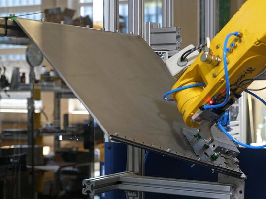 Erstmals gelingt das Blechbiegen in einer Roboterzelle! Mit dem leicht bedienbaren Robobend machen sich Blechverarbeiter unabhängiger vom Fachkräftemangel und von unflexiblen Einzweckmaschinen für die Umformung. In maximal 3 Minuten seien auch komplexe Teile in Form. Erstmals gelingt das Blechbiegen in einer Roboterzelle! Mit dem leicht bedienbaren Robobend machen sich Blechverarbeiter unabhängiger vom Fachkräftemangel und von unflexiblen Einzweckmaschinen für die Umformung. In maximal 3 Minuten seien auch komplexe Teile in Form.