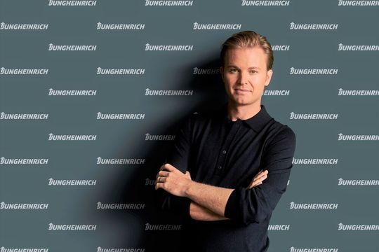 Nico Rosberg wird bei Jungheinrich Markenbotschafter für Nachhaltigkeit und Elektromobilität in der Intralogistik. Das passt, denn der ehemalige Formel-1-Weltmeister und heutiger Unternehmer engagiert sich schon länger in Sachen Klimaschutz. Nico Rosberg wird bei Jungheinrich Markenbotschafter für Nachhaltigkeit und Elektromobilität in der Intralogistik. Das passt, denn der ehemalige Formel-1-Weltmeister und heutiger Unternehmer engagiert sich schon länger in Sachen Klimaschutz.