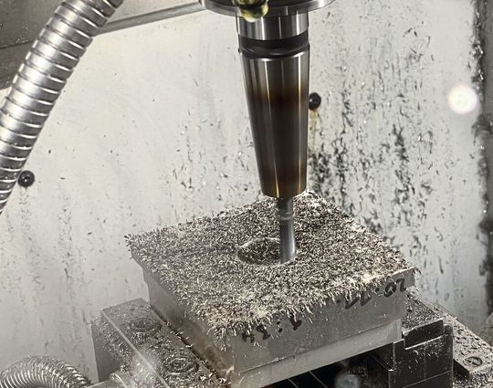 Zur Ermittlung der Hystereseeigenschaften von FGL unter hohen dynamischen Druckbelastungen wurde ein Prüfstand konstruiert, welcher aus einem hydraulischen Krafterreger, einer Spanneinheit zur Fixierung der Probe und einem Stahlrahmen zur Verbindung der einzelnen Komponenten besteht. Zur Ermittlung der Hystereseeigenschaften von FGL unter hohen dynamischen Druckbelastungen wurde ein Prüfstand konstruiert, welcher aus einem hydraulischen Krafterreger, einer Spanneinheit zur Fixierung der Probe und einem Stahlrahmen zur Verbindung der einzelnen Komponenten besteht.