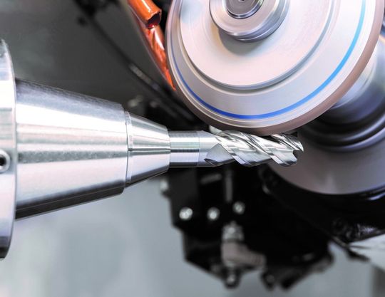 Ein Zerspanungswerkzeug beim Hahn+Kolb-Nachschleifservice in Arbeit.